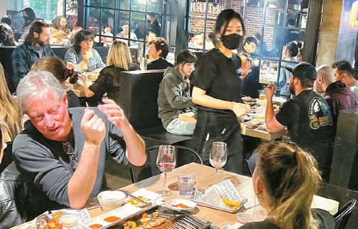 최저임금에 팁 포함 여부를 두고 정부 및 노동자와 업주간에실랑이가 벌어지고 있다. [중앙포토] 