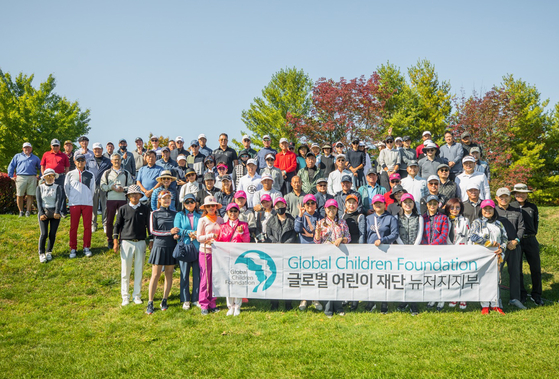글로벌어린이재단(GCF) 뉴저지지부(회장 원혜경)는 지난 11일 뉴욕컨트리클럽에서 제2회 결식아동돕기 골프대회를 개최했다. GCF는 140여 명이 참가한 이날 골프대회에서 모금된 3만3000달러의 수익금은 지역사회와 세계 각처에 있는 굶주린 어린이들을 위해 사용될 것이라고 밝혔다. [글로벌어린이재단 뉴저지지부]