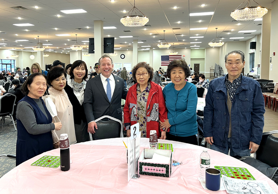 조시 고트하이머 연방하원의원(민주·뉴저지5선거구)은 17일 뉴저지주 메이우드 소재 '노아 어덜트 데이케어'를 방문해 200여 명의 한인 시니어들과 만났다. 고트하이머 의원은 ″오늘의 미국은 이민 1세대 시니어들의 노력으로 이뤄졌으며, 그들의 노력과 공로에 대한 대가로 시니어들의 더 나은 삶을 위해 노력하겠다″고 약속했다. [노아 어덜트 데이케어] 