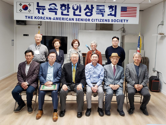 뉴욕한인상록회(회장 조원훈.앞줄 왼쪽 세 번째)가 지난 12일 플러싱 사무실에서 34대 이사회 및 제1차 정기 고문회의를 개최했다. 이날 이사진과 고문들은 정부 관련 프로그램 유지, 기업과의 연대 강화, 이벤트 활성화 등 향후 발전방안에 대해 다양한 의견을 제시했다. [뉴욕한인상록회]