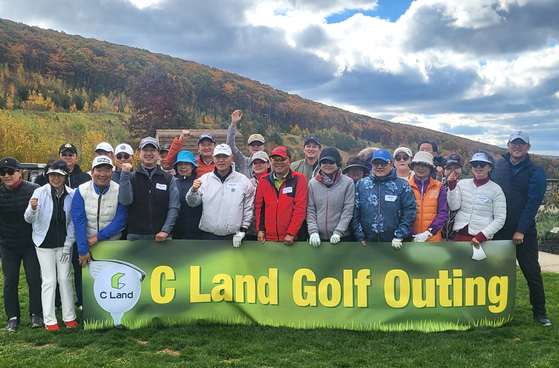 C LAND 부동산(대표 이현직)은 19일 뉴저지주 오크리지에 있는 버크셔밸리 골프코스에서 제2회 골프대회를 개최했다. 샷건 방식으로 진행된 이날 골프대회는 회사 임직원과 함께 버겐카운티 김진성 부셰리프 등 한인사회 주요 인사들이 특별 게스트로 참석했다. [C LAND 부동산]