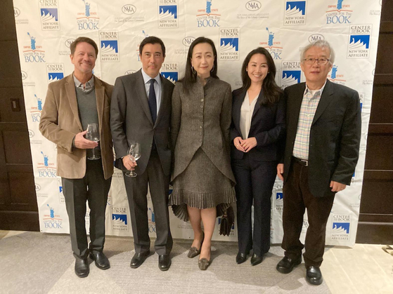 소설 파친코의 이민진 작가가 최고의 영예인 ‘뉴욕주 작가 명예의 전당(NYS Writer Hall of Fame)’에 이름을 올렸다. 이민진 작가는 18일 맨해튼 알곤퀸호텔에서 개최된 시상식에 참가해 다른 3명의 작가들과 함께 수상했다. 시상식을 마치고 이 작가가 브로스넌 신부(왼쪽부터), 남편 크리스토퍼 더피, 샤론 이 전 퀸즈보로장 대행, 박윤용 퀸즈 민주당 디스트릭트리더와 자리를 함께했다. [한인정치력신장위원회]