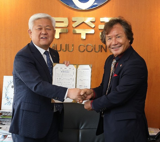 백황기 샌디에이고 한인회장(오른쪽)이 무주군 황인홍 군수(왼쪽)와 문화교류협력에 관한 양해각서를 교환하고 있다. [샌디에이고 한인회 제공]