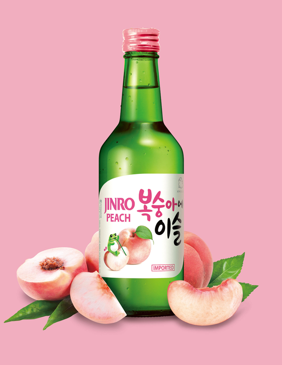 진로의 과일소주 시리즈인 '복숭아에 이슬'은 상큼하고 달콤한 맛이 일품이다.