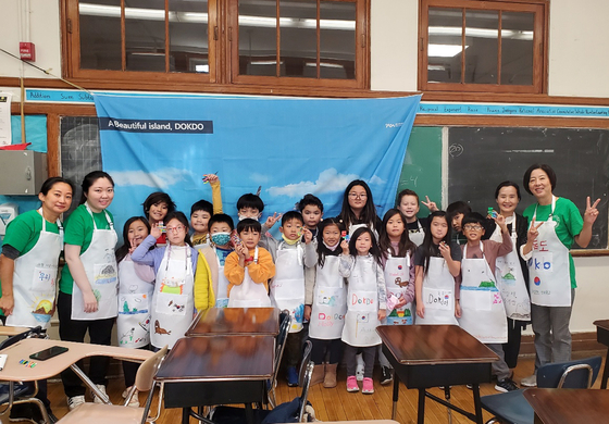 롱아일랜드한국학교(교장 고은자)는 독도의 날(10월 25일)을 맞아, 지난 22일(토) 독도 시범 수업을 실시했다. 이날 수업은 총영사관 후원으로 초급반(4학년~5학년) 학생 50여 명이 참여한 가운데 독도와 동해 문제에 대한 이해와 관심을 제고시키는데 중점을 두고 진행됐다.  [롱아일랜드한국학교]