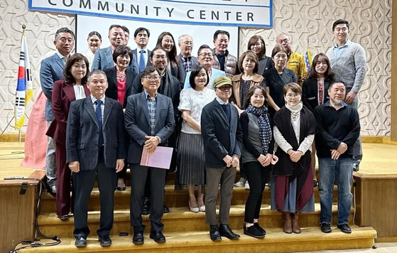 지난 22일 베이사이드 뉴욕한인봉사센터(KCS·203-05 32애비뉴)에서 한국외대 G-CEO 뉴욕총원우회(회장 이현탁)가 주최하는 한인작가 초대전 오프닝 행사가 개최됐다. 뉴욕총원우회가 새로운 사회참여 방안으로 기획해 마련한 한인작가 초대전은 오는 31일까지 계속된다. 매일 오전 10시~오후 8시에 무료로 감상할 수 있다. 오프닝 행사에서 참여 작가들과 뉴욕총원우회 원우들이 자리를 함께했다. [한국외대 G-CEO 뉴욕총원우회]
