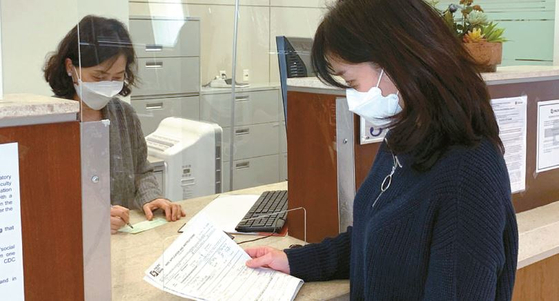 최근 예금 이자가 오르자 고금리를 보장하는 저축 예금 상품과 CD 등이 인기를 끌고 있다.  [중앙포토] 