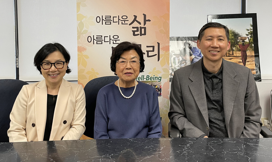 소망소사이어티 유분자 이사장(가운데)이 조직 개편에 관해 설명하고 있다. 유 이사장 왼쪽이 신혜원 차기 사무총장, 오른쪽이 교육 디렉터를 맡게 될 최경철 현 사무총장.