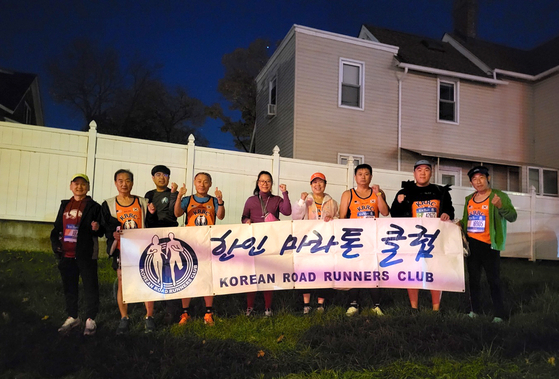 뉴욕한인마라톤클럽(회장 이규대) 회원 12명은 지난 7일 뉴욕시를 대표하는 스포츠 행사인 뉴욕마라톤대회에 참가해 모든 회원들이 다 부상없이 완주하는 쾌거를 이뤘다. 회원들이 대회 참가를 기념해 자리를 함께했다. [뉴욕한인마라톤클럽]