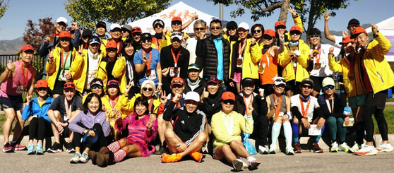 빅베어 마라톤 대회에서 15명이 BQ를 달성하는 성과를 거둔 어바인 동달모의 회원들이 기쁨을 나누고 있다. ［동달모 제공］