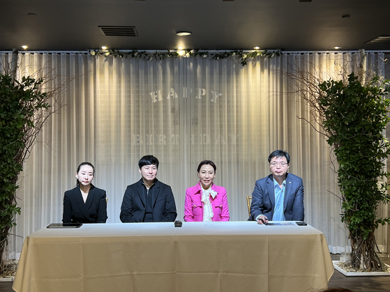 17일 플러싱 리셉션하우스에서 열린 ‘김치의 날’관련 기자회견에 참석한 관계자들. 오른쪽부터 심화섭 aT한국농수산식품유통공사 미주지역본부 본부장, 김민선 한인이민사박물관 관장, 문준호 미동부 한식세계화추진위원회 회장, 김현지 혜현갤러리 디렉터  [사진 미동부 한식세계화추진위원회] 