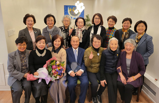 조종무 원로 언론인(앞줄 가운데)이 집필한 ‘여성파워가 한인역사 빛냈다’, ‘여성파워가 커뮤니티 키웠다’ 두 권의 책에 수록된 여성들은 지난 16일 맨해튼 더큰집 식당에서 책을 출간한 조 언론인 부부를 초청해 그간의 노고에 감사하는 모임을 열었다. [사진 하늘 가족재단 황미광 이사장]