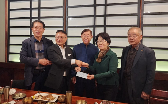 주중광 박사 내외가 한인회 임원들과의 식사 자리에서 '깜짝' 기부금을 전달했다.