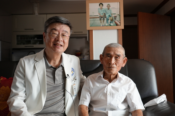 [연세사랑병원 고용곤 병원장이 송정그림책마을 주민의 집에 방문해 진료를 마치고 환히 웃고 있다.]
