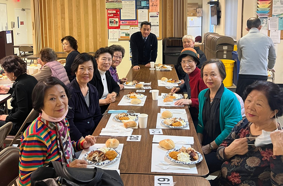 폴 김 팰팍시장 당선인(가운데)은 지난 23일 팰팍 시니어센터(300 Highland Ave.)를 방문해 시니어들에게 추수감사절 식사를 대접했다. 김 당선인은 감사 인사를 통해 "타운 시니어분들에게 더욱 편안한 서비스와 좋은 혜택을 드리기 위해 열심히 시정 업무를 하겠다"는 각오를 밝혔다. [폴 김 팰팍시장 당선인사무실]