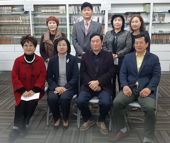 OC충청향우회 이용훈 이사장(앞줄 맨 오른쪽부터)과 폴 최 회장이 29일 OC한인회관에서 4개 한인단체에 기부금을 전달했다. 최 회장 왼쪽부터 시계 방향으로 강정길 한미가정상담소 디렉터, 김경자 아리랑합창단장, 한 사람 건너 최준성 오네시모 선교회 대표, 헬렌 김 샬롬합창단장. [향우회 제공]