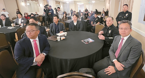 1일 LA한인타운 아로마 빌딩 5층 연회장에서 열린 한인사회 대상 범죄 예방 세미나에서 김영완(오른쪽) LA총영사 등 참석자들이 주제발표를 듣고 있다. 김상진 기자