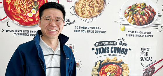 ‘죠스떡볶이’가 LA 한인타운에 두 번째 미주 직영점을 오픈했다. 최영안 미주법인장이 메뉴를 소개하고 있다.