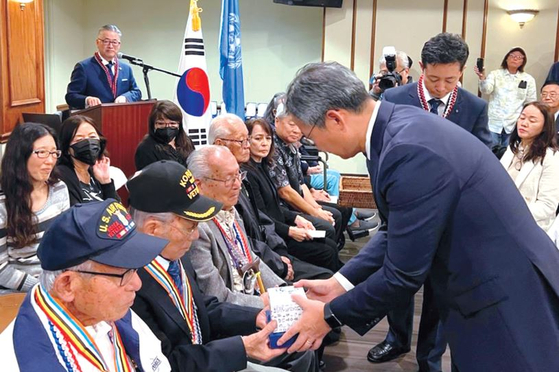 김영완 LA 총영사가 3일 한국 전쟁에 참여한 일본계 미국인 참전용사 21명(후손 포함)에게 ‘평화의 사도’ 메달을 전달하고 있다. [LA총영사관 제공]