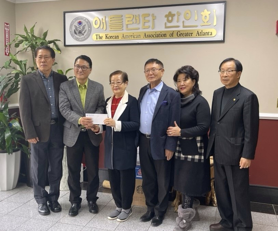 이방석 목사에게 한인회가 지원금을 전달했다. 
