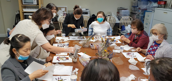 엘렌의 바느질 카페 회원들이 10일 열릴 전시회에서 선보일 작품을 만들고 있다. ［엘렌의 바느질 카페 제공］