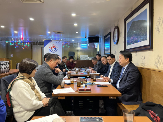13일 뉴욕한인회 정기이사회 참석자들이 안건에 대해 논의하고 있다. [사진 뉴욕한인회]