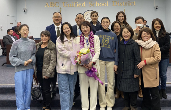 3선 고지에 오른 유수연 ABC통합교육구 교육위원(앞줄 왼쪽에서 4번째)이 가족, 지지자들의 축하를 받는 모습.  [각 교육위원 제공]