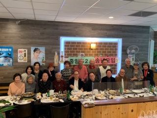  중앙고 52회 동문 송년회가 지난 2일 애너하임에 있는 소나무 식당에서 열렸다. 이날 모임에서는 80세 축하연도 있었고, 내년도 사업계확인 모교에 장학금 조성도 활성화하자고 뜻을 모았다. 또 총회에서는 정동익 회장의 연임이 결정됐고 정철화 동문이 재무를 맡기로 했다.   [중앙고 52회 동문회 제공]