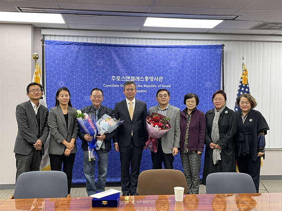 지난 14일 김영완 총영사(왼쪽 네 번째)가 수상자와 가족들에게 상패를 전달한 뒤 기념촬영을 하고 있다. [LA총영사관 제공]