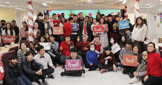 문화복지 NGO 단체 '이노비(EnoB)'는 17일 뉴저지주 새들부룩에 있는 뉴저지 밀알을 방문해 100여 명의 장애인, 자원봉사자, 가족 등이 참석한 가운데 성탄의 기쁨을 전하는 크리스마스 콘서트(음악감독 유혜림)를 열었다. 참가자들은 공연되는 노래를 신나게 따라부르고 춤추고 함께 어울리며 즐거운 시간을 보냈다. 이노비 크리스마스 콘서트는 재외동포재단과 뉴욕총영사관이 후원했다. [이노비]