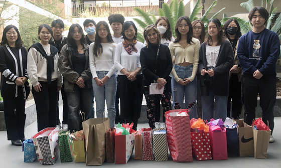크리텐턴 서비스를 방문한 C2C 청소년, 학부모 등이 베브 베리맨 담당자(앞줄 오른쪽에서 4번째)에게 준비한 선물을 전달하고 있다. ［C2C 제공］
