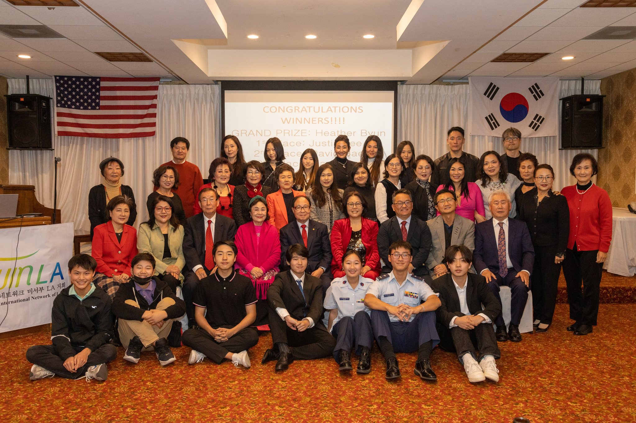 세계한민족 여성네트워크(KOWIN) LA지회(회장 김헬렌)는 지난 17일 회원 60여명들이 모인 가운데 크리스마스 오찬을 가졌다. 이날 행사에는 고등학생들과 대학생들을 대상으로 ‘200달러가 있다면 타인을 위해 어떻게 쓸 것인가’라는 주제로 진행한 틱톡 영상 챌린지에 우승한 학생(대상 1명, 1등 1명, 2등 1명)들도 초대해 시상했다.  [KOWIN LA 제공]