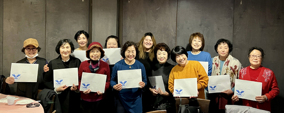 뉴욕시 플러싱에 있는 뉴욕가정상담소(소장 이지혜)는 20일 지난 한해 드러나지 않는 봉사와 헌신으로 어려운 가족과 이웃을 돕는데 기여한 자원봉사자들에게 대통령 자원봉사상(금·은·동)을 수여했다. 뉴욕가정상담소는 30시간 이상의 교육을 수료하고 봉사 자격을 얻은 후 상담소의 핫라인 봉사와 다양한 활동에 참여한 봉사자들의 수고에 깊은 감사를 전했다. [뉴욕가정상담소]