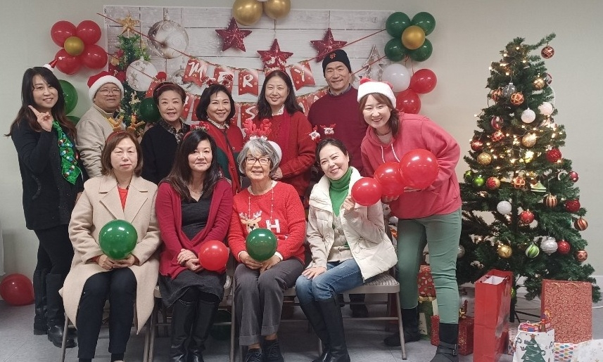 LA카운티 정신건강국(LACDMH) 소속 한인 프로모터 13명이 지난 15일 송년모임을 열었다. LACDMH는 교회나 기관, 회사 등에서 5인 이상을 대상으로 정신건강을 주제로 한 '찾아가는 워크숍' 서비스를 무료로 제공하고 있다. ▶문의: (213)924-0675  [LA정신건강국 한인 프로모터 제공]