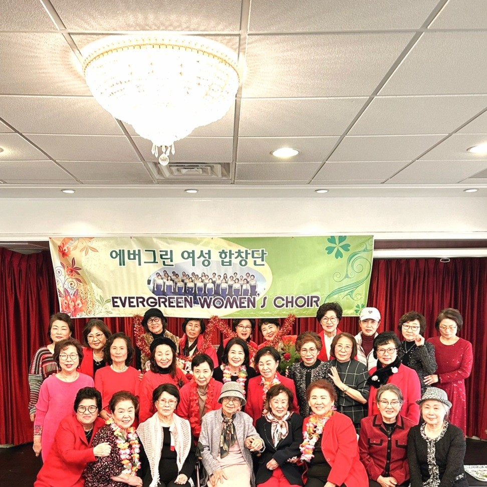 에버그린 여성 합창단(지휘 노혜숙·단장 이정순)은 지난 22일 로텍스 호텔에서 30명이 모인 가운데 크리스마스 파티를 열었다. 에버그린 여성 합창단은 단원을 모집하고 있다. 연락처 (213)268-0950