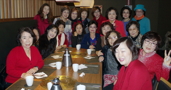 샬롬합창단(단장 헬렌 김)은 지난 22일 부에나파크의 한식당 경복궁에서 송년 모임을 가졌다. 20여 명의 단원이 참석한 행사에서 김 단장은 송성신 재무, 권영숙 악보부장, 최재원 서기에게 감사패를 수여했다. 단원들이 한자리에 모였다. [샬롬합창단 제공]
