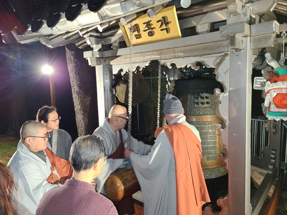  뉴욕불광선원(회주 휘광·주지 선문스님)이 1일 계묘년 새해를 맞아 한 해 동안 모든 장애와 어려움을 극복하고 세상의 모든 이들의 건강과 안녕을 기원하며, 가정의 화목과 이웃의 화합을 위해 재야의 타종식을 올렸다. [뉴욕불광선원]