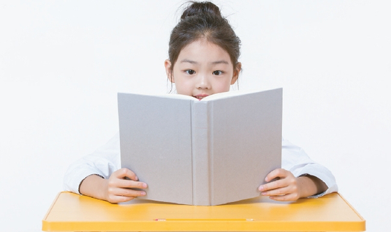 교과서를 마치 도구와 같이 사용법을 익히는 것이 좋다. 각 장과 각 단원의 도입 전개를 살펴보는 접근법이 필요하다. [이미지투데이]
