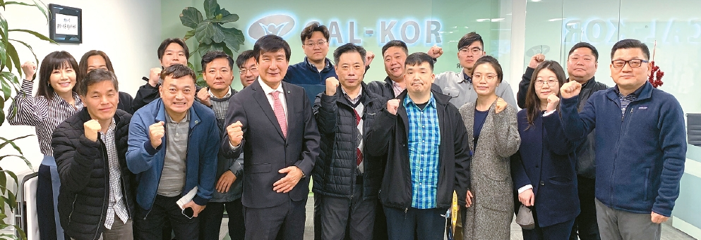 캘코보험이 지난 3일 LA본사에서 시무식을 진행했다. 진철희 대표(앞줄 왼쪽 3번째)가 '고객의 성공이 캘코인의 행복이라는 경영 이념을 강조했다. 진 대표와 직원들이 올해도 고객에 보답하고 최고의 서비스를 지향하자고 다짐했다. [캘코보험 제공]