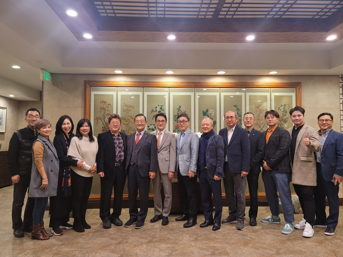 경희대학교 한균태 총장이 3일 LA한인타운 용수산에서 남가주 총동문회와 인사를 나눴다. 한 총장은 남가주 총동문회 박우성 회장 등 임원진과 모교 발전을 위한 협력방안을 논의했다. 한 총장은 국내외 동문회와 소통을 강화하겠다고 강조했다. 양측은 방문교류 확대, 학생 인턴십 정례화를 추진하기로 했다. 이날 모임에는 최석호 전 가주 하원의원도 참석했다. 한균태(오른쪽 일곱 번째) 총장과 남가주 총동문회 임원진이 기념촬영을 하고 있다. [경희대 남가주 총동문회 제공]