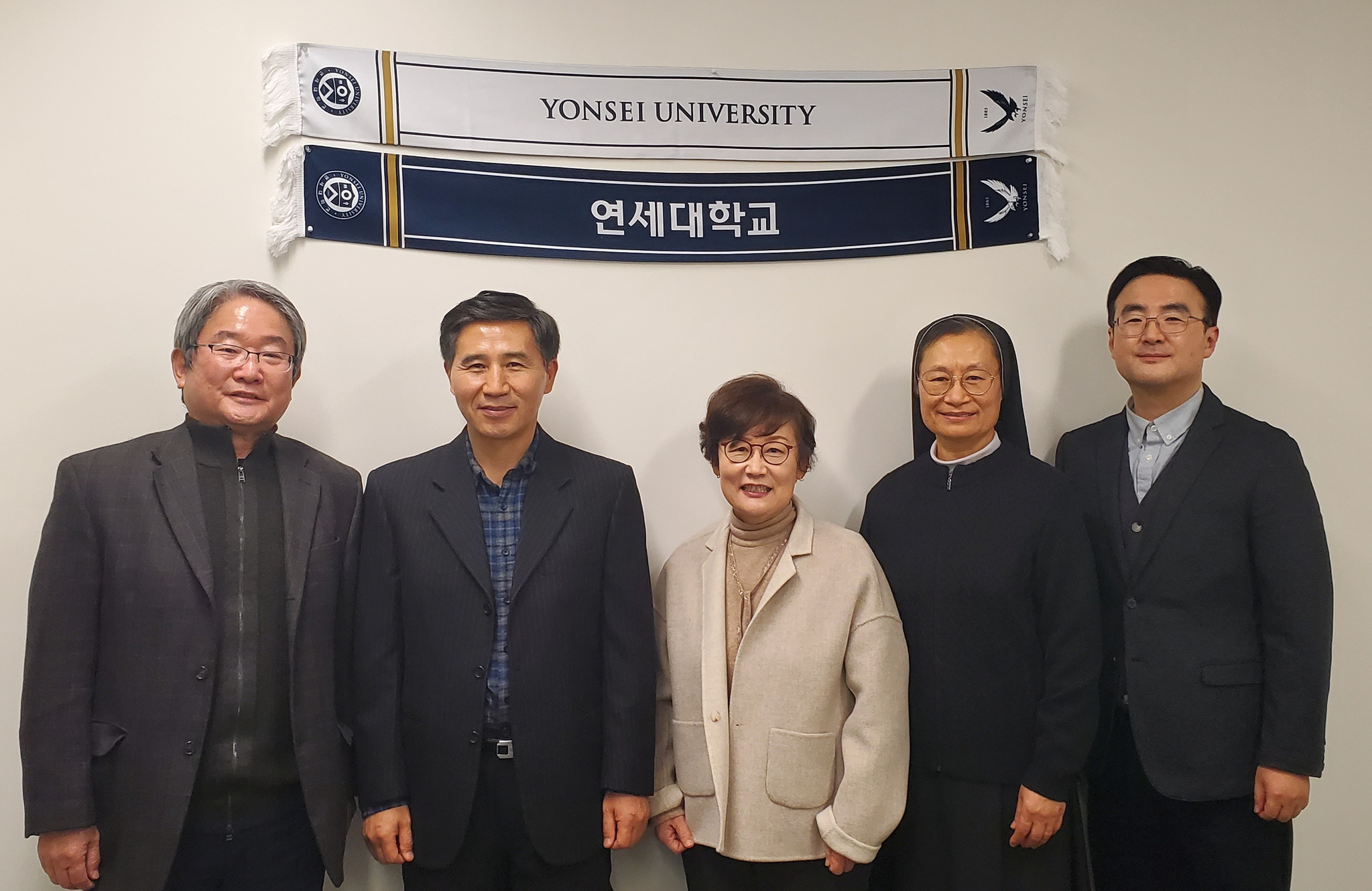  지난달 29일 연세대학교 남가주 총동문회는 팬데믹 기간 치매노인과 가정폭력 피해자들을 위해 봉사활동을 해 온 비영리단체 콜롬바의 집, 한미치매센터, 어컴퍼니 월드와이드 등에 지원금을 전달했다. 동문회는 올해에도 비영리 봉사단체 후원을 계속해 나갈 계획이다. 사진 왼쪽부터 고계홍 전 연대 동문회장, 이상진 한미치매센터 대표, 이경미 어컴퍼니 월드와이드 이사장, 프란체스카 콜롬바의 집 대표 수녀.[연대 동문회 제공]
