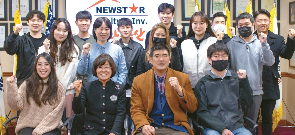 뉴스타부동산그룹이 지난 5일 직원, 한국기술교육대학교 실습생들과 함께 2023년 새해 힘찬 출발을 다짐했다. 제니 남 회장(앞줄 왼쪽 2번째)은 시무식을 대신해 각 직원에게 보낸 이메일 신년사를 통해 창립 35주년을 맞아 커뮤니티 발전을 위해 적극 동참할 것을 다짐했다.  [뉴스타부동산 제공] 