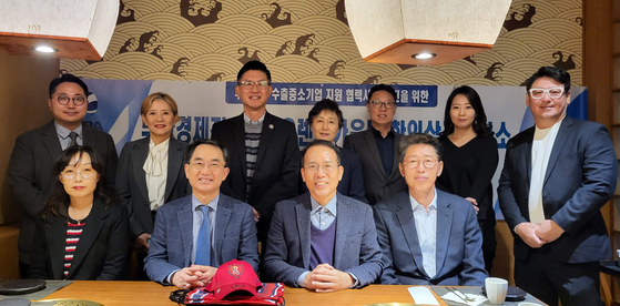 OC한인상공회의소와 부산경제진흥원 관계자들이 MOU 체결 직후 한 자리에 모였다. 앞줄 왼쪽부터 윤하영 부산광역시 LA무역사무소장, 진양현 부산경제진흥원장, 상의 노상일 회장, 윤만 부이사장. [상의 제공]