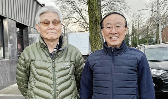 갈릴리기도회(회장 전영성 목사·왼쪽)가 지난달 28일 한인 노숙인 셸터 더나눔하우스(대표 박성원 목사·오른쪽)에 후원금 500달러를 전달했다.  [더나눔하우스]