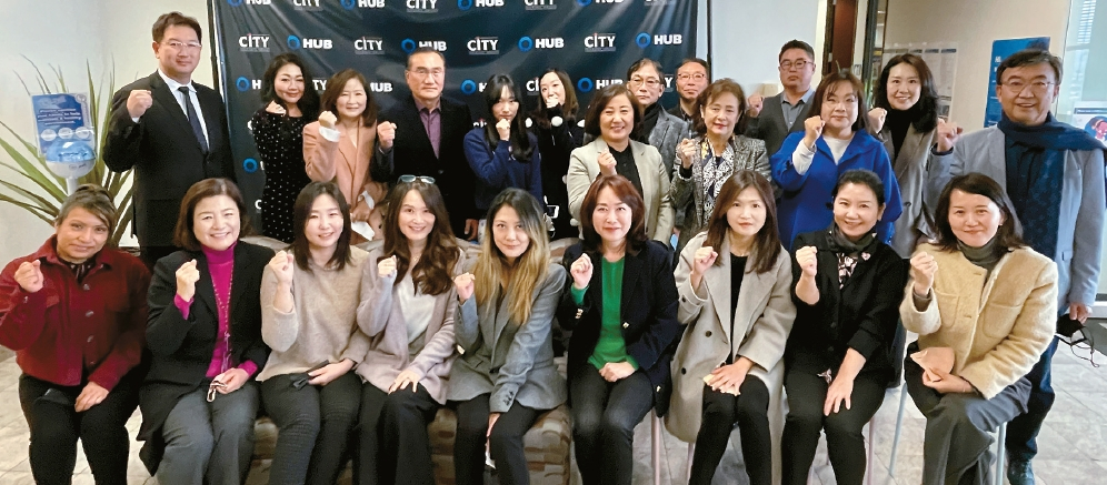 허브시티보험이 11일 신년 킥오프 행사를 진행했다. 이날 브라이언 정(2번째 줄 맨 오른쪽) 대표는 직원들의 노고에 감사함을 전하며 희망찬 새해의 포부와 출발을 다짐했다.  [허브시티 제공]
