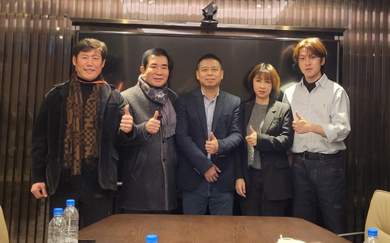 [잠실롯데호텔 비지니즈룸에서. 좌측부터 MFM FACTORY 이상민 사업단장, 골드메르그룹 이근조 회장, 중국중해예봉문화발전유한공사와 KSBCI의 동시 경영을 맡고 있는 위에총쥔(악종군) 수석부회장, 동회사 쯔잉 영상문화부부장, KSBCI 궈빈 대표]