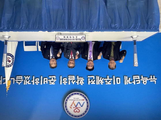 한국 체육계의 수장이며 국제올림픽위원회(IOC) 위원인 이기흥 대한체육회장(왼쪽 세 번째)이 오는 6월 뉴욕에서 열리는 제22회 전미주한인체육대회를 지원하기 위해 지난 13일 퀸즈에 있는 뉴욕조직위 사무실을 방문했다. 레이크플래시드 동계유니버시아드 대회 개막식 참관차 뉴욕을 방문한 이 회장은 곽우천(두 번째)·이석찬(네 번째) 공동조직위원장 등과 만나 미주체전의 성공을 위해 적극적인 협력을 약속했다. [전미주한인체육대회 뉴욕조직위원회]