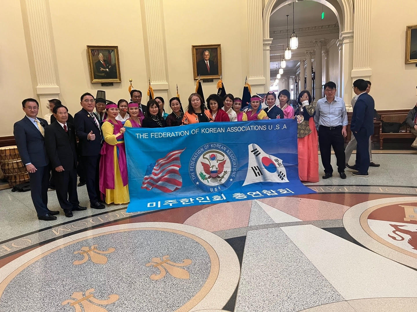 제29대 미주총연합회 정명훈 총회장은 지난 13일 ‘미주 한인의 날(Korean American Day)’ 120주년을 맞아 오스틴에 위치한 텍사스 주청사에서 텍사스주 상·하원들과 한인 60명과 함께 기념식을 개최했다. 이날 한인의 날 행사에는 조 바이든 대통령과 윤석열 대통령도 축사를 보내왔다.  [미주총연합회 제공]