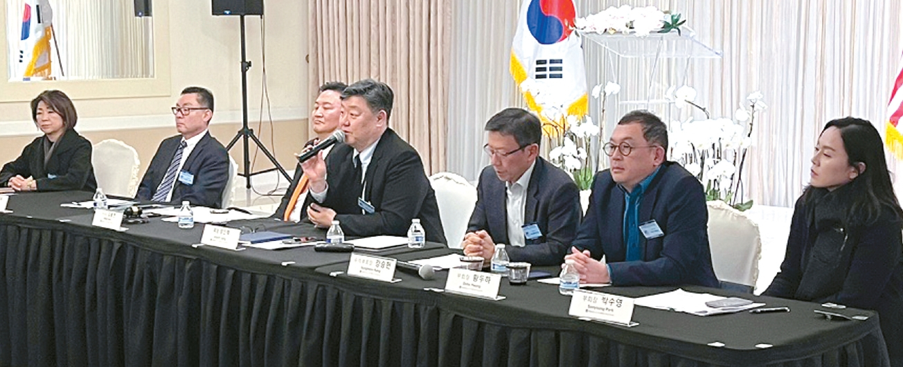 LA한인상공회의소(이하 LA상의)가 올해 첫 정기 이사회를 지난 17일 LA 한인타운 아로마센터에서 개최했다. 이날 모임에서는 50주년 기념사업으로 상의 발자취와 또 다른 50년을 준비하기 위한 기념 책자 및 영상 제작, 오는 31일 36명의 신임이사 오리엔테이션, 4월 6일 46회 갈라 행사 준비에 대한 논의가 이뤄졌다. 알버트 장 LA상의 회장(가운데)이 이사회 모두 발언을 하고 있다.