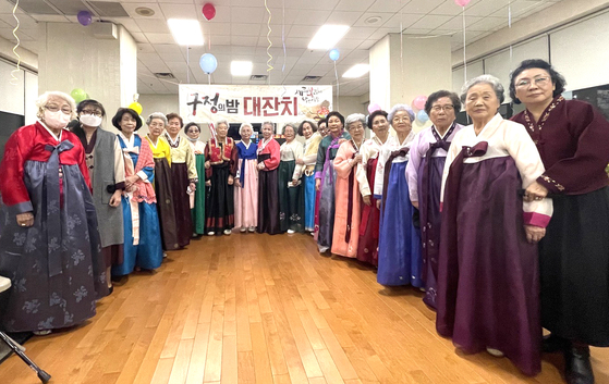 뉴욕주 웨스트체스터카운티 용커스 노인아파트는 설날을 맞아 17일 저녁 아파트 거주 한인 시니어들을 중심으로 많은 참석자들이 참가한 가운데 '구정의 밤 대잔치'를 열었다. 이날 행사에는 많은 한인 시니어들이 곱고 화려한 한복을 입고 참석해 고국의 명절 분위기를 만드는 데 일조했다. [용커스 노인아파트]